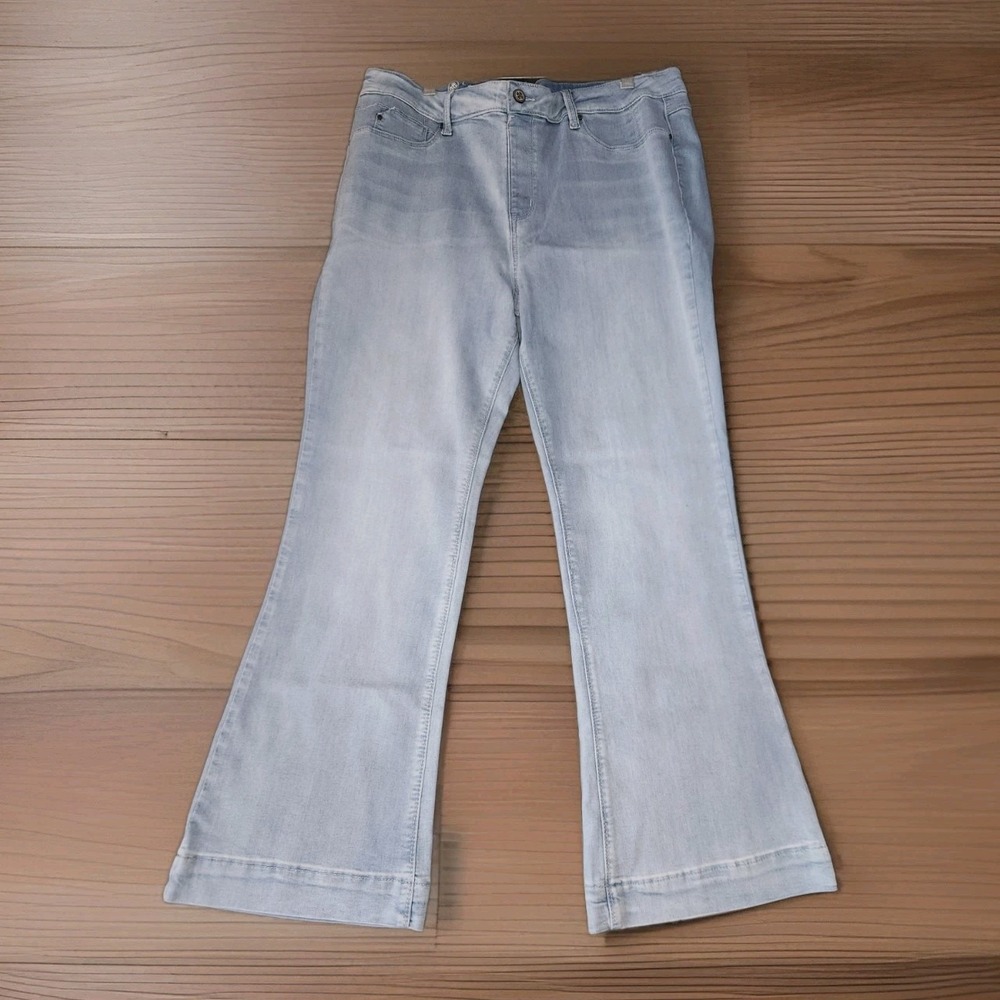 Laurie Felt Silky Flare Leg Jeans Womens 1XP 36x28 Light Blue Denim Stretch NWT